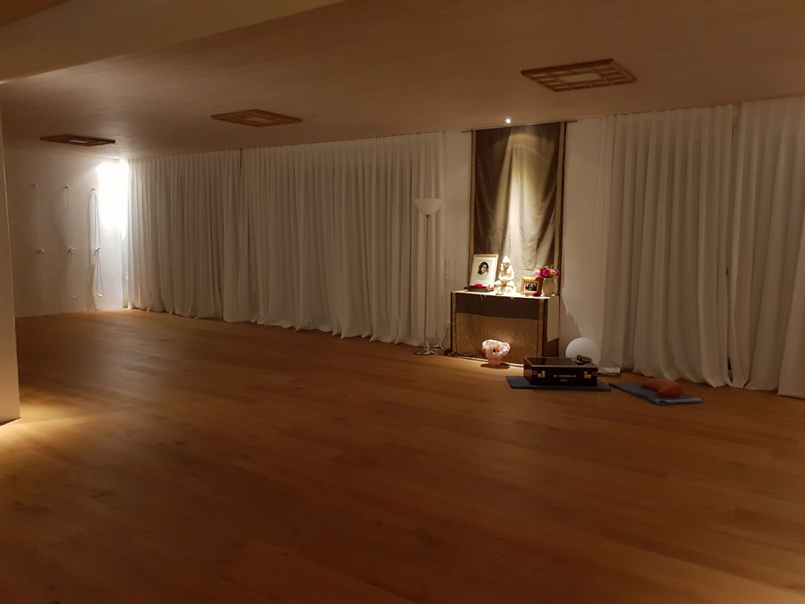 Abendstimmung im Yoga-Übungsraum – Studio für Iyengar Yoga und Meditation, Neustadt