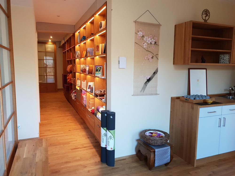 Eingang, Yogaliteratur und Küche im Studio für Iyengar Yoga und Meditation, Neustadt