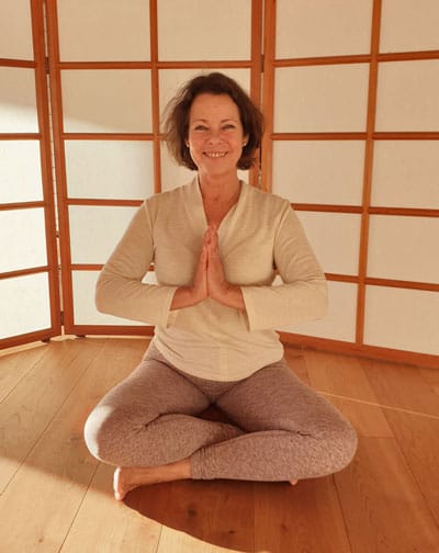 Yoga Übung Sita Gottschalk im Moksha Yoga Studio Neustadt