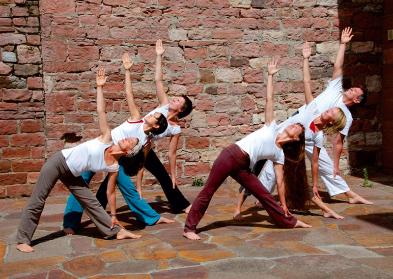 Gomukhasana Armhaltung – Yoga-Gruppe im Studio für Iyengar Yoga und Meditation, Neustadt