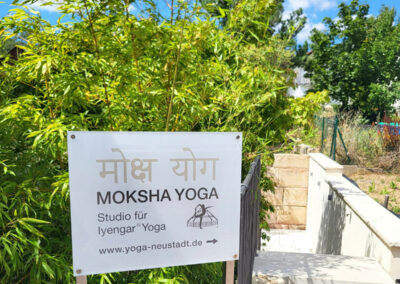 Es zeigt den Eingang zum Yoga Studio Neustadt